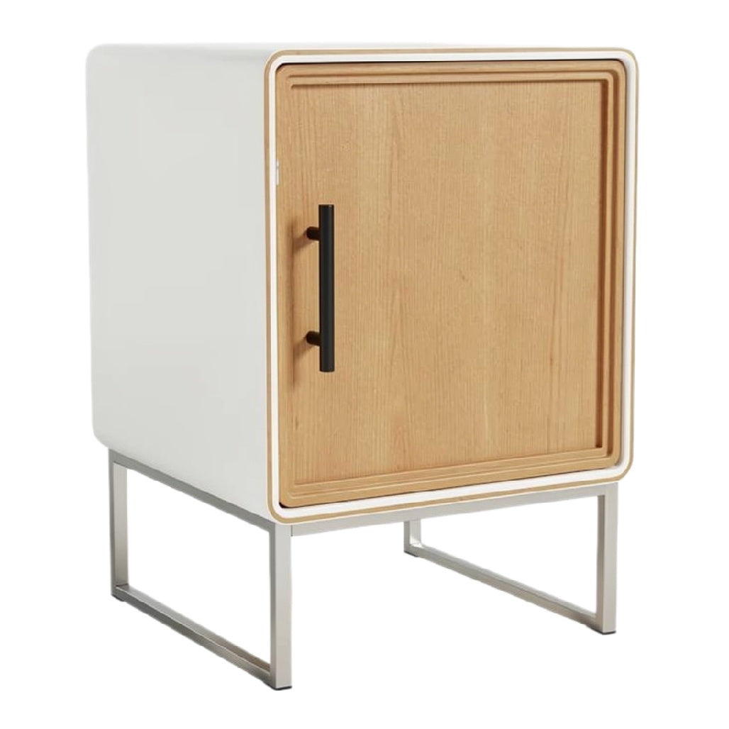 Moderne nachtkast met houten front en metalen poten